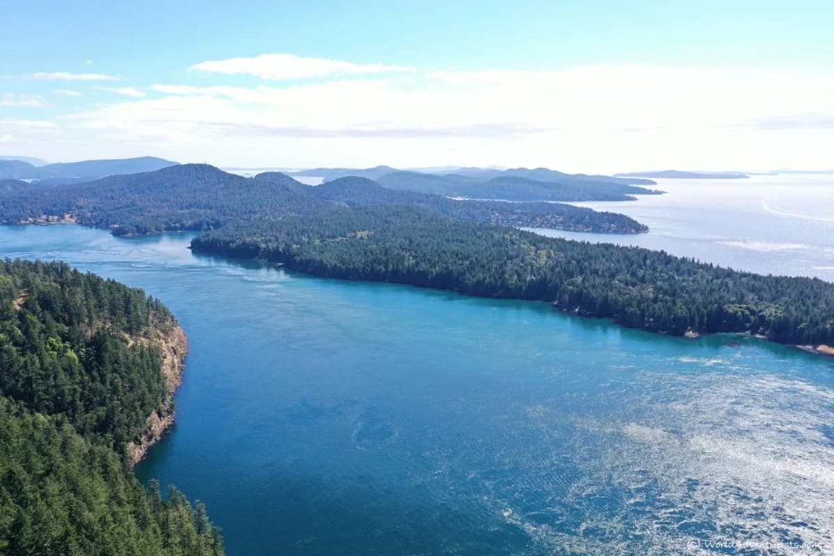 Galiano Island — Drama, Cliffs & Solitude